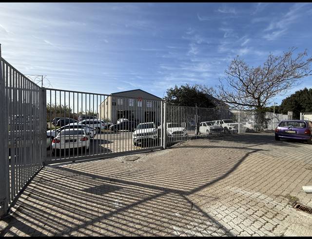 2,330M² WAREHOUSE TO LET IN RETREAT